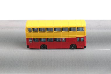 Beyaz bir arka plan üzerinde izole otobüs modeli