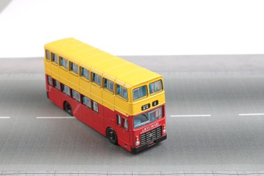 Beyaz bir arka plan üzerinde izole otobüs modeli