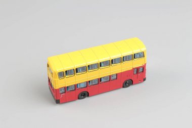 Beyaz bir arka plan üzerinde izole otobüs modeli