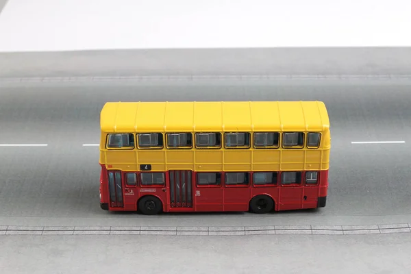 Modelo de ônibus isolado sobre um fundo branco — Fotografia de Stock