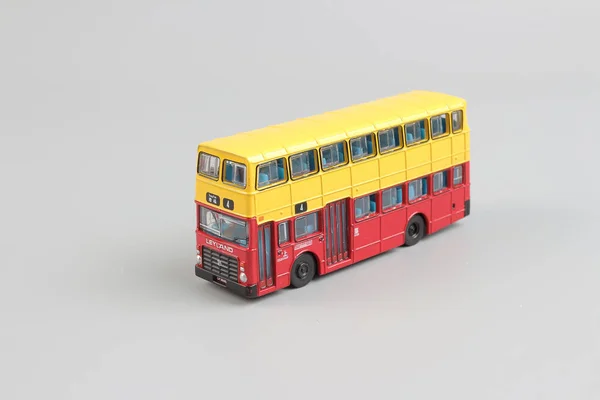 Modelo de ônibus isolado sobre um fundo branco — Fotografia de Stock