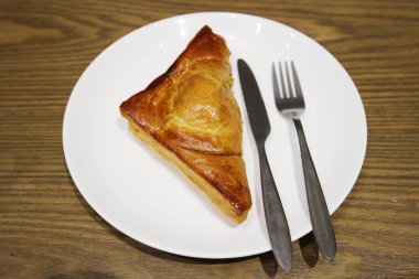 berrak ve lezzetli beyaz tabakta Puffs köri