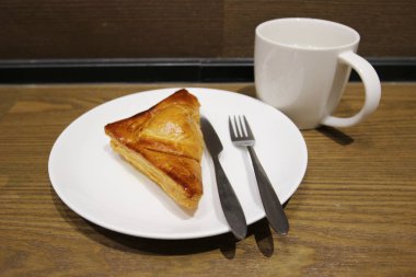 berrak ve lezzetli beyaz tabakta Puffs köri