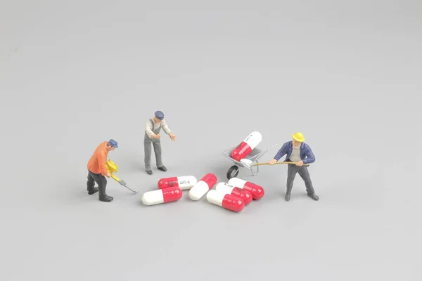 Der Arbeiter der Figur vor den Pillen — Stockfoto