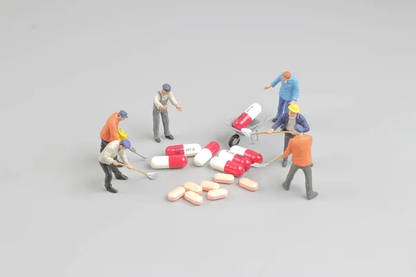 Le travailleur de figure devant les pilules — Photo