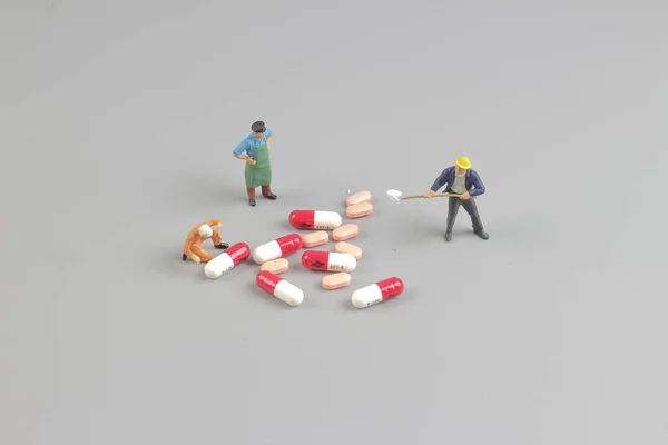 Працівник фігури перед таблетками — стокове фото
