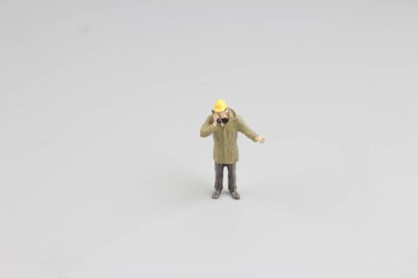 küçük beyaz tahta ile inşaat işçisi