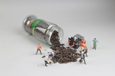 minia ture işçi, çay ile çalışma