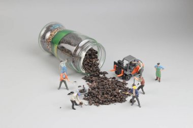 minia ture işçi, çay ile çalışma