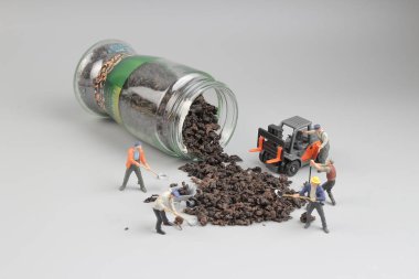 minia ture işçi, çay ile çalışma