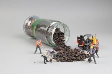 minia ture işçi, çay ile çalışma