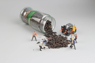 minia ture işçi, çay ile çalışma