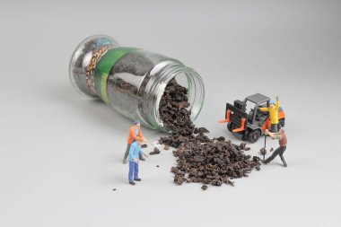 minia ture işçi, çay ile çalışma