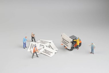 Mini insanlar çalışan üzerinde taşıma çantası 