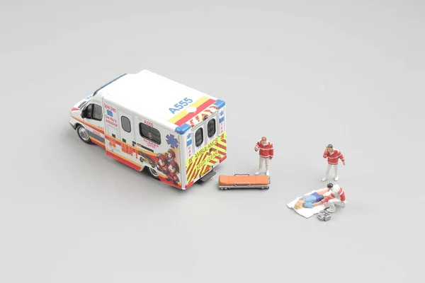 Paramédicos transportan al paciente a la ambulancia —  Fotos de Stock