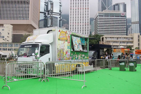 Comida callejera local se vende en camiones de comida — Foto de Stock