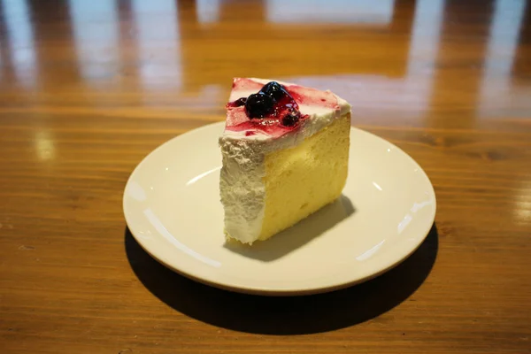 Un trozo de pastel con bayas frescas — Foto de Stock