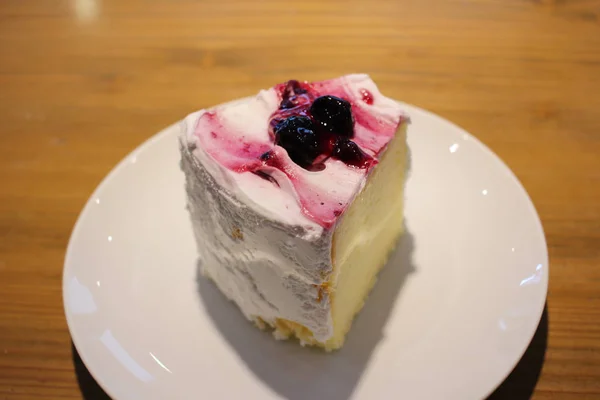Un trozo de pastel con bayas frescas — Foto de Stock