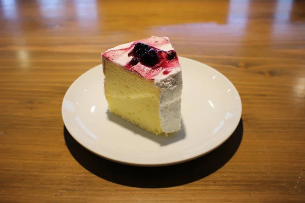 Stück Kuchen mit frischen Beeren — Stockfoto