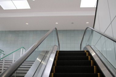 tren istasyonunda modern yürüyen merdiven yukarı hareket