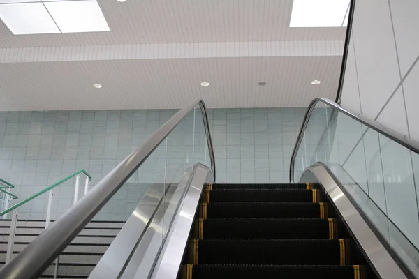 Subindo na escada rolante moderna na estação de trem — Fotografia de Stock