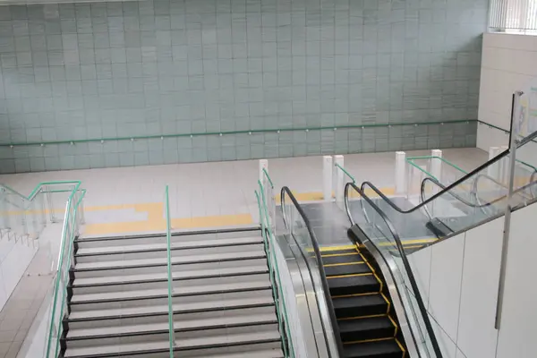 Moderna escalera mecánica en la estación de tren — Foto de Stock