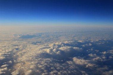  Bulut ve mavi gökyüzü yukarıda uçak penceresinden görüntülemek