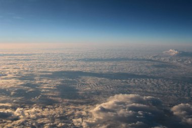 Mavi bulut arka plan için bir uçakta çekildi