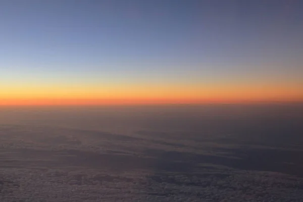 Vista incrível do avião no céu, sol por do sol e nuvens — Fotografia de Stock