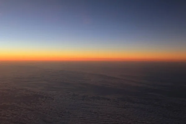 Vista incrível do avião no céu, sol por do sol e nuvens — Fotografia de Stock