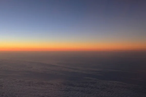 Vista incrível do avião no céu, sol por do sol e nuvens — Fotografia de Stock