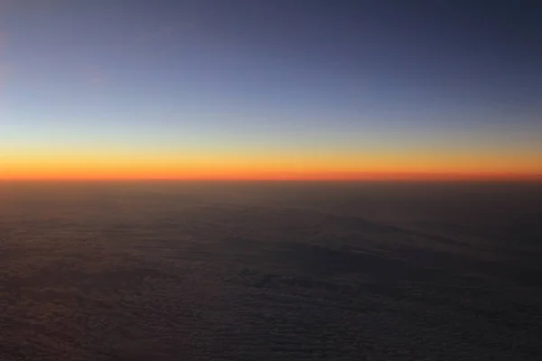 Vista incrível do avião no céu, sol por do sol e nuvens — Fotografia de Stock