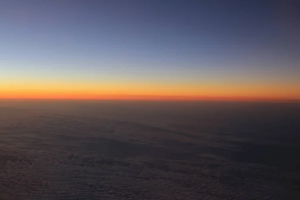 Fantastisk utsikt från plan på himmel, solnedgång sol och moln — Stockfoto