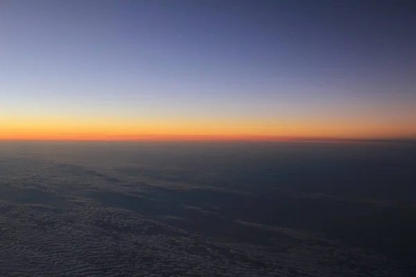 Vue imprenable depuis l'avion sur le ciel, soleil couchant et nuages — Photo