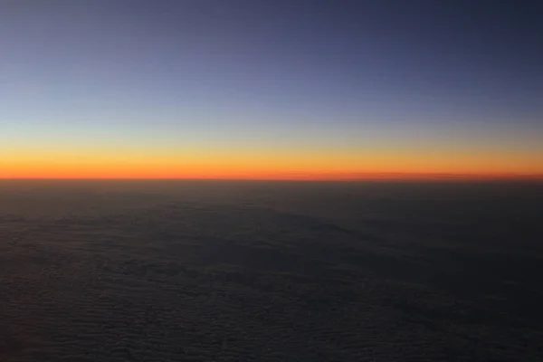 Fantasztikus kilátást a repülőgép az égen, a naplemente nap és a felhők — Stock Fotó