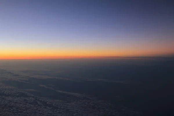 Incredibile vista dall'aereo sul cielo, sole al tramonto e nuvole — Foto Stock