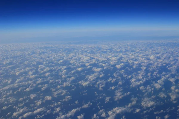 Μπλε σύννεφο λήφθηκε σε ένα αεροπλάνο για το φόντο — Φωτογραφία Αρχείου