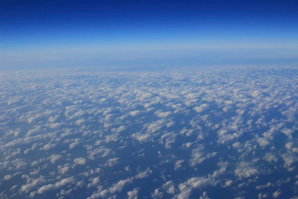 青い雲が背景の平面に撮影されました。 — ストック写真