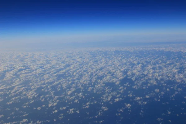 Nuvola Blu è stato preso su un aereo per sfondo — Foto Stock