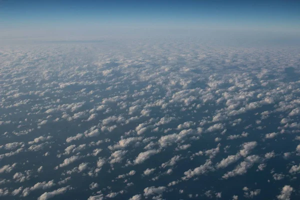 青い雲が背景の平面に撮影されました。 — ストック写真