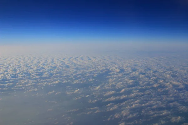 Θέα από το παράθυρο αεροπλάνο πάνω από το σύννεφο και μπλε ουρανό — Φωτογραφία Αρχείου