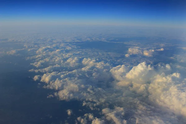 蓝云被带上飞机的背景 — 图库照片