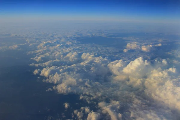 Vista da janela plana acima da nuvem e do céu azul — Fotografia de Stock