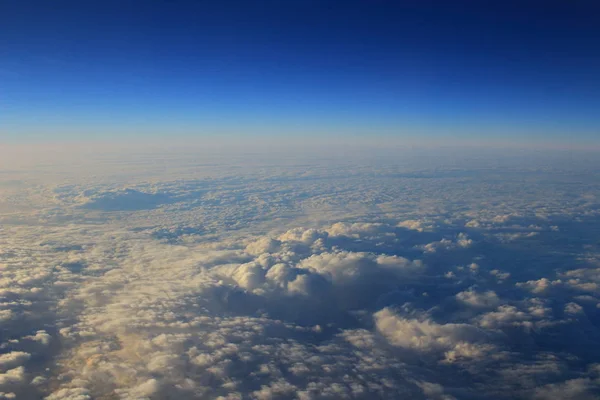 블루 구름 배경 비행기에서 찍은 — 스톡 사진