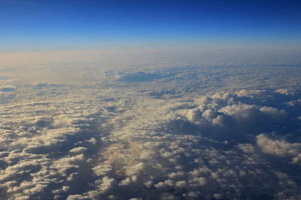 青い雲が背景の平面に撮影されました。 — ストック写真