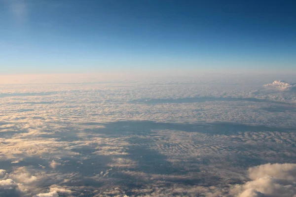 Ατμόσφαιρα - φόντο του ουρανού και τα σύννεφα — Φωτογραφία Αρχείου