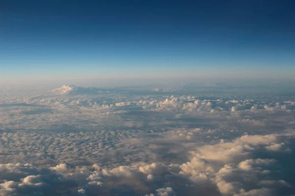 Atmosfera - céu e nuvens fundo — Fotografia de Stock