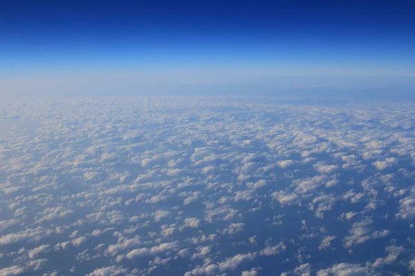 Vista da asa do avião a jato com padrões de nuvem — Fotografia de Stock