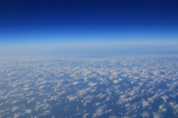 Visa av jet plan vinge med moln mönster — Stockfoto