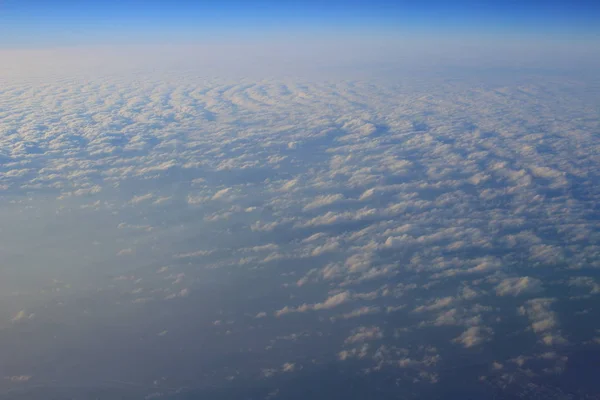 Vista di ala aereo jet con modelli di nuvole — Foto Stock